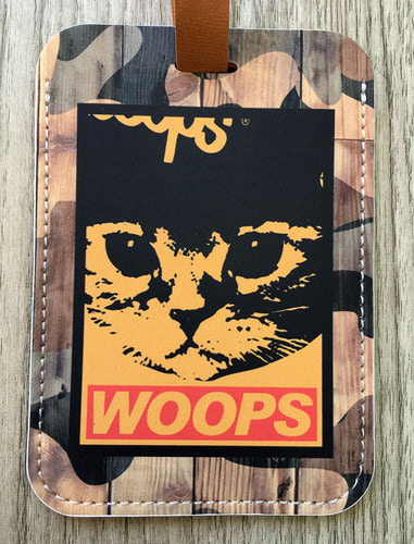 [돌돌] WOOPS-LUGGAGE TAG-03 스케이트보드 타는 고양이 웁스 캐릭터 그래픽 디자인 여행 가방 캐리어 네임택 러기지택 캐리어택 이름표 